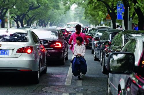 上下班高峰路段，北京的道路時常出現(xiàn)擁堵。攝影/中國新聞周刊記者 韓海丹