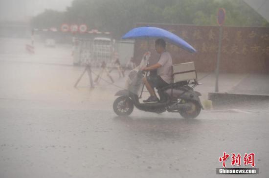 7月31日，暴雨侵襲福州，市民艱難出行。<a target='_blank' href='http://www.chinanews.com/'>中新社</a>記者 王東明 攝