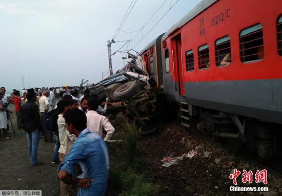 據(jù)外媒報(bào)道，印度北方邦8月23日凌晨發(fā)生火車脫軌事故，造成至少50名乘客受傷。報(bào)道稱，當(dāng)?shù)貢r(shí)間23日凌晨2點(diǎn)40分左右，Kaifiyat Express列車在北方邦A(yù)uraiya地區(qū)附近與翻斗車相撞，造成9節(jié)車廂脫軌，至少50名乘客受傷，傷者已被緊急送往醫(yī)院。據(jù)悉，這是5天以來(lái)北方邦發(fā)生的第二起火車脫軌事故，19日的事故共導(dǎo)致22人死亡，156人受傷。