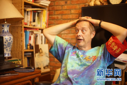 8月23日，62歲的美國大爺高天瑞(Terry crossman)的北京胡同的家中接受新華網(wǎng)專訪。近日，因為在一段“西城大媽”的宣傳視頻中出鏡，老高成為了新晉網(wǎng)紅。視頻中，老高通過一系列什剎海治安志愿活動獲得了“西城大媽”的“紅袖章”而被網(wǎng)友戲稱為“西城‘洋’大媽”。新華網(wǎng)發(fā) 王鐘毅攝