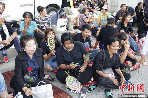 8月25日，逾千名支持者聚集在泰國最高法院外圍馬路高架橋下聲援前總理英拉。 <a target='_blank' href='http://www.chinanews.com/'>中新社</a>記者 王國安 攝