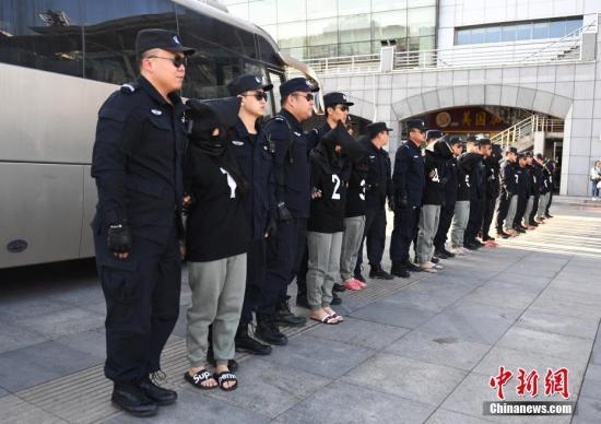 8月29日，在長(zhǎng)春火車站，10名電信詐騙犯罪嫌疑人被長(zhǎng)春警方從緬甸經(jīng)云南押解回國(guó)。據(jù)悉，這十名犯罪嫌疑人自2013年1月開始作案235起，跨24個(gè)省、自治區(qū)、直轄市，涉案金額360萬(wàn)元人民幣。 中新社記者 張瑤 攝