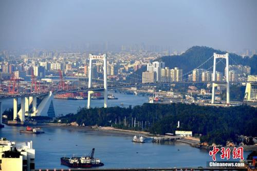 資料圖：廈門著名的跨海大橋——海滄大橋，是廈門島內(nèi)島外聯(lián)合發(fā)展的重要見證。王東明 攝