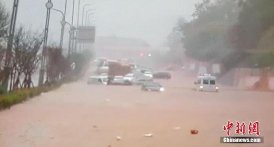 資料圖：四川雅安強(qiáng)降雨，車輛在暴雨中艱難通行。雅安宣傳部 供圖