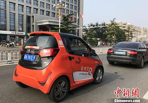 一輛橙色共享汽車正在行駛。 <a target='_blank' href='http://www.chinanews.com/'>中新社</a>記者 翟羽佳 攝