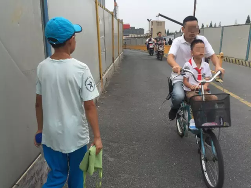 11歲搬磚男孩已退學(xué):學(xué)校的教育不好 我自己可以學(xué)