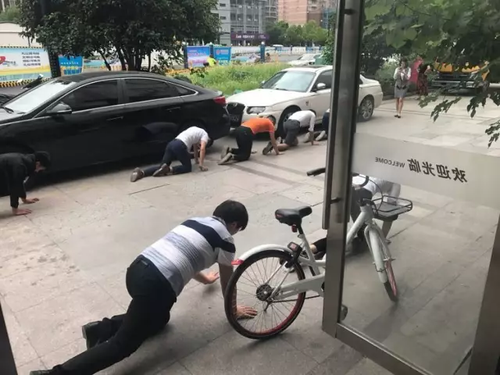 理發(fā)店員工跪地爬行惹爭議 工作人員:不是作秀