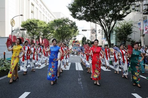 列隊行進在日本中部都市名古屋繁華地段大津通(日本《中文導(dǎo)報》)