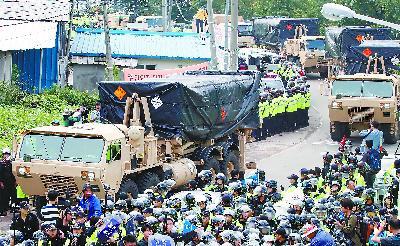 7日，韓國(guó)出動(dòng)大量警力沖破民眾封鎖，強(qiáng)行部署“薩德”系統(tǒng)