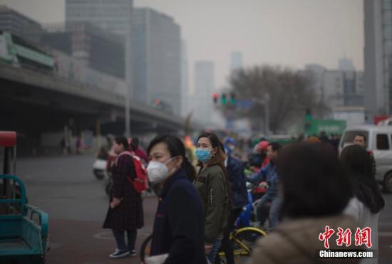 資料圖：北京市民在霧霾中出行。<a target='_blank' href='http://www.chinanews.com/'>中新社</a>記者 劉關(guān)關(guān) 攝