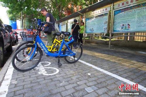 資料圖：一位外國友人正在北京三里屯地區(qū)的一處共享單車電子圍欄內(nèi)歸還單車。<a target='_blank' href='http://www.chinanews.com/'>中新社</a>記者 賈天勇 攝