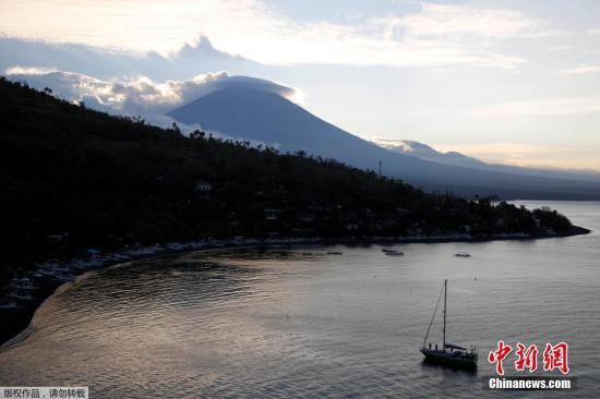 自8月以來，巴厘島阿貢火山地殼活動持續(xù)增強(qiáng)，很可能在沉寂50多年后再度噴發(fā)。阿貢火山噴發(fā)周期約為50年，最近一次強(qiáng)烈噴發(fā)發(fā)生于1963年，造成約1100人死亡。圖為阿貢火山。