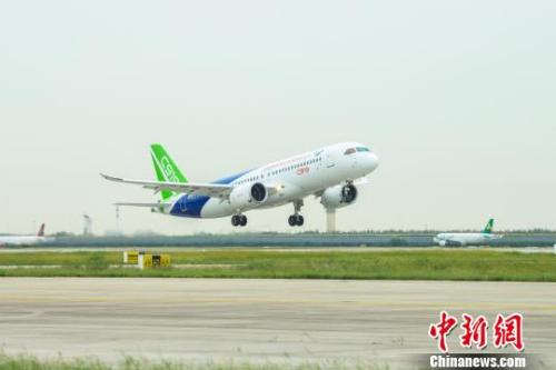 9月28日上午，C919大型客機10101架機在上海浦東機場完成一架次檢飛任務(wù)?！≈袊田w公司 攝