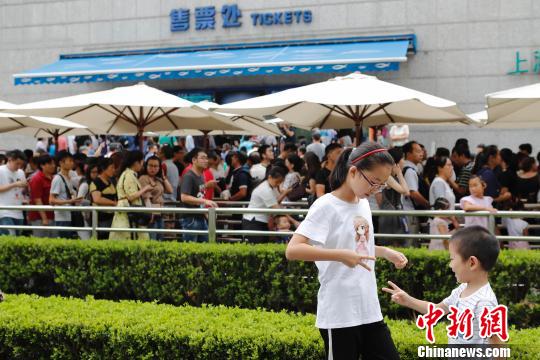 資料圖：上海海洋水族館門前游客正在排隊(duì)。殷立勤 攝