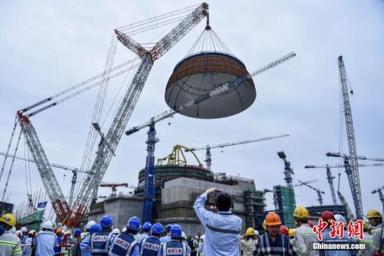 資料圖：5月25日下午5時(shí)58分，中國(guó)自主三代核電“華龍一號(hào)”全球首堆示范工程——中核集團(tuán)福清核電5號(hào)機(jī)組穹頂?shù)跹b成功。<a target='_blank' href='http://www.chinanews.com/'>中新社</a>發(fā) 鐘鷹 攝