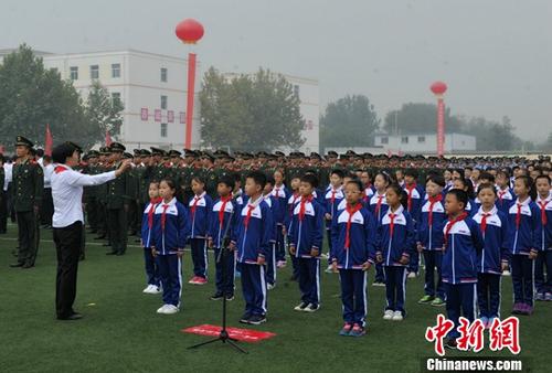 10月1日9時(shí)許，伴隨著雄壯的國(guó)歌，鮮艷的五星紅旗在雄安新區(qū)容城縣容城中學(xué)操場(chǎng)升起。這是雄安新區(qū)設(shè)立之后，首次舉行慶祝國(guó)慶“升國(guó)旗、唱國(guó)歌”儀式。圖為合唱《歌唱祖國(guó)》等曲目。<a target='_blank' href='http://www.chinanews.com/'>中新社</a>記者 韓冰 攝