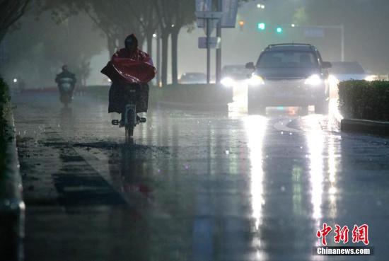 北京市民在雨中前行。 <a target='_blank' href='http://www.chinanews.com/'>中新社</a>記者 劉關(guān)關(guān) 攝