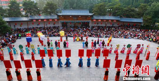 2017年的“國慶中秋”假日，兩節(jié)的疊加效應(yīng)，超長的假日時(shí)間，高速免費(fèi)通行的政策，促使人們出游熱情高漲?！〕声i 攝