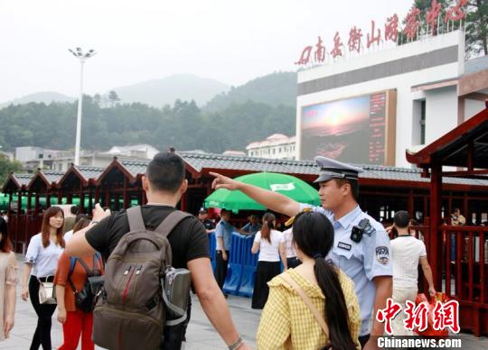 南岳區(qū)千余名干部職工深入城區(qū)各主要道路、景點(diǎn)值班值勤。　文麗貴 攝