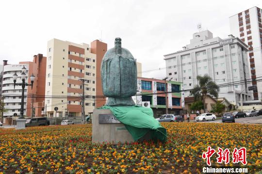 圖為中國美術(shù)館館長吳為山教授創(chuàng)作的孔子青銅雕像同時(shí)在“中國廣場”落成。　莫成雄 攝