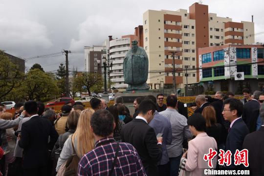 圖為“中國廣場”和孔子雕像揭幕現(xiàn)場。　莫成雄 攝