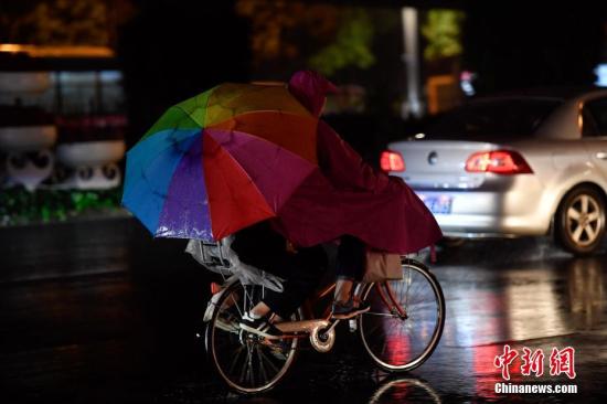 10月10日，市民雨中騎行。俗話說“一場秋雨一場寒”，寒露節(jié)氣剛過，陰雨天氣到訪昆明，氣溫下降，“春城”秋意漸濃。<a target='_blank' href='http://www.chinanews.com/'>中新社</a>記者 劉冉陽 攝