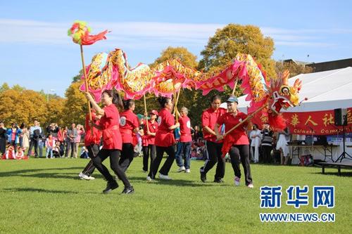 中國僑網(wǎng)9月24日，英國劍橋華人社區(qū)舉行活動(dòng)，慶祝中秋佳節(jié)?；顒?dòng)包括舞龍、太極拳表演、品嘗中華美食等。新華網(wǎng)發(fā)