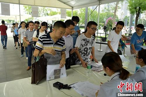 資料圖：成都天府新區(qū)等一些政務服務中心申請、等待辦理落戶手續(xù)的民眾排起長隊等待辦理。 <a target='_blank' href='http://www.chinanews.com/'>中新社</a>記者 劉忠俊 攝