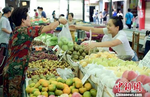 資料圖：圖為農貿市場內民眾正在購買水果。<a target='_blank' href='http://www.chinanews.com/'>中新社</a>記者 劉忠俊 攝