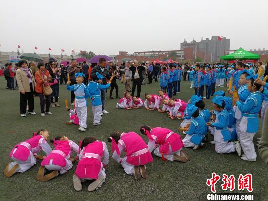 中國僑網(wǎng)海外華校校董紛紛在山西河津中學(xué)的特色教學(xué)展示項(xiàng)目“國學(xué)經(jīng)典誦讀”展示區(qū)駐足。　楊杰英　攝