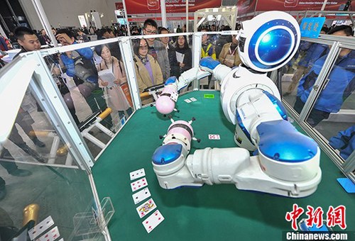 可以玩撲克牌的雙臂機(jī)器人吸引眾多參觀者。 <a target='_blank' href='http://www.chinanews.com/'>中新社</a>記者 張暢 攝