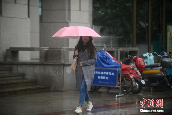 資料圖：江蘇省一市民穿秋裝出行。孟德龍 攝