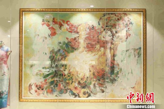 展品——大型仿油畫彩色織錦《金貴妃》。　張昀蔚 攝