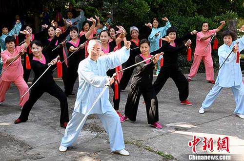 10月25日，福建老年人武術(shù)展演迎重陽節(jié)。 <a target='_blank' href='http://www.chinanews.com/'>中新社</a>記者 劉可耕 攝