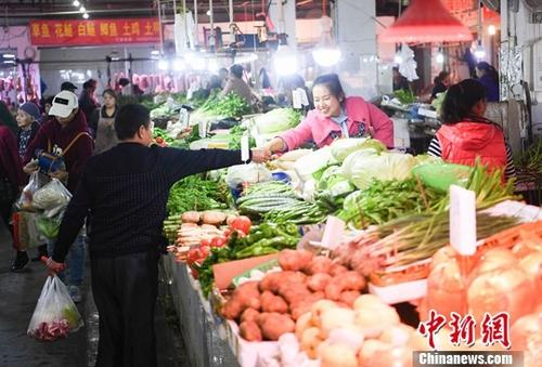 資料圖：重慶一農(nóng)貿(mào)市場內(nèi)菜商正在忙碌賣菜。<a target='_blank' href='http://www.chinanews.com/'>中新社</a>記者 陳超 攝