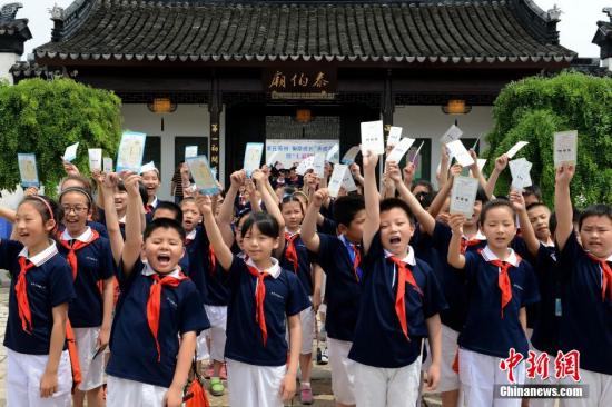 資料圖：來(lái)自蘇州市東中市實(shí)驗(yàn)小學(xué)的一百多位學(xué)生走進(jìn)泰伯廟，通過(guò)答題、素質(zhì)拓展訓(xùn)練等寓教于樂(lè)的方式，探秘具有千年歷史的泰伯廟，感受當(dāng)?shù)貧v史文化。<a target='_blank' href='http://www.chinanews.com/'>中新社</a>發(fā) 王思哲 攝