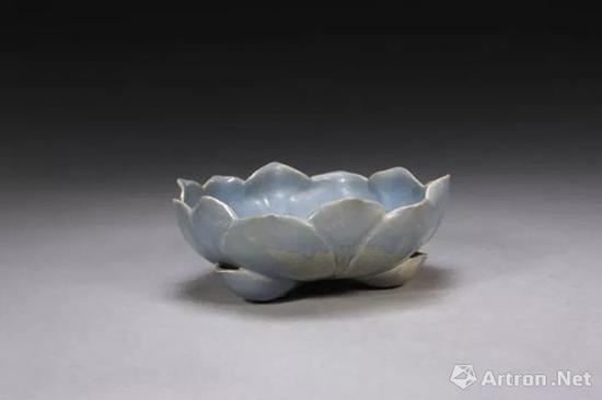 宜興窯仿鈞天藍(lán)釉蓮花式洗，明，高7.1cm,口徑19.3cm,足距10cm.