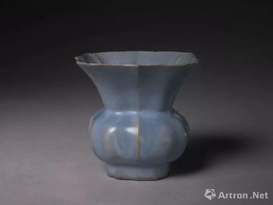 宜興窯仿鈞天藍(lán)釉方渣斗，明，高8cm,口邊長8.6cm,足邊長4.3cm.