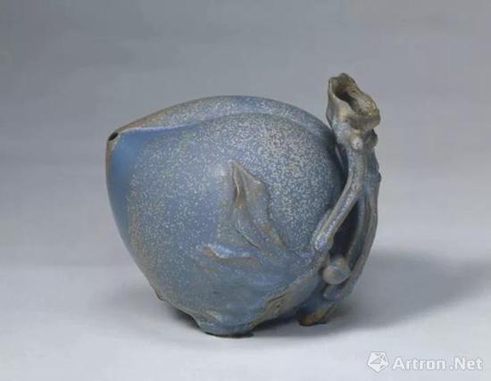 宜興窯桃式水注，明，通高11.9cm,腹徑12cm.