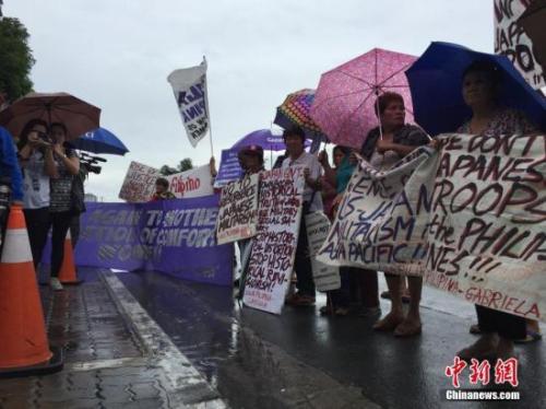 資料圖：此前，菲律賓慰安婦幸存者等民間團(tuán)體在日本駐菲律賓大使館前舉行示威抗議，要求日本政府就慰安婦問題道歉并賠償。