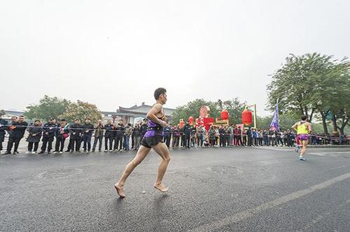 還有這種操作！非洲兄弟穿涼鞋參加嵩山馬拉松奪冠