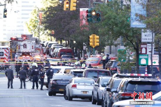 大量警力聚集在紐約曼哈頓西側(cè)快速路卡車撞人恐怖襲擊現(xiàn)場。 <a target='_blank' href='http://www.chinanews.com/'>中新社</a>記者 廖攀 攝