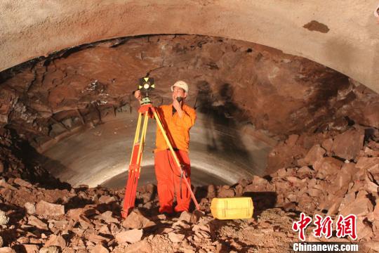 圖為中鐵十二局集團技術(shù)人員在精確測量貫通誤差 鄧伯科 攝