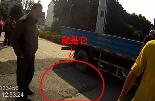 現(xiàn)實(shí)版原力?面包車行駛中突然跳起 電動(dòng)車被甩飛