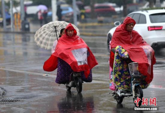 10月31日，西安城區(qū)下起了小雨。近日，隨著冷空氣的抵達，西安天氣陰冷。<a target='_blank' href='http://www.chinanews.com/'>中新社</a>記者 張遠 攝