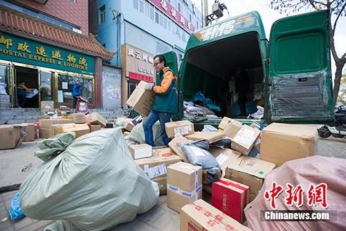 資料圖：物流工作人員正在分揀快遞。<a target='_blank' href='http://www.chinanews.com/'>中新社</a>記者 張?jiān)?攝