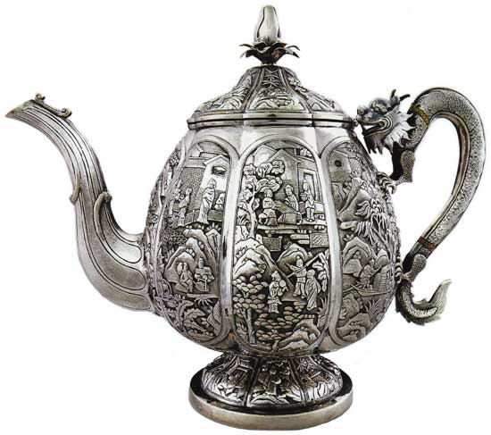 瓜棱形八分檔大茶壺 Melon-shaped Teapot
晚清 通高：24.4cm；腹徑：16.6cm；重：1122g 款識(shí)：喜，倫巴 H