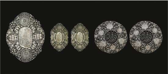 累絲鏤空盤(pán) A Set of Filigree Openwork Plates 民國(guó) 大菱形 長(zhǎng)：20cm；寬：15.6cm；重：136g 小菱形 長(zhǎng)：14.5cm；寬：10cm；重：57g、61g 圓形款 口徑：16.4cm；重：110g、108g