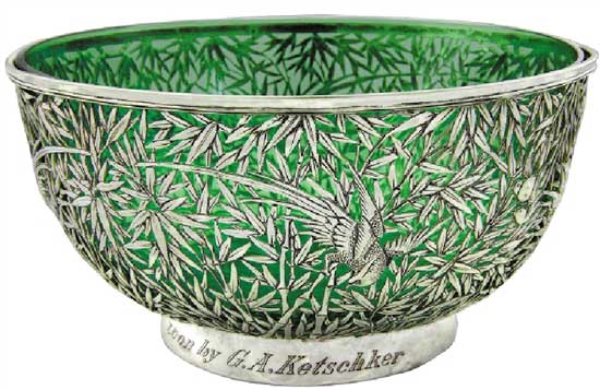 竹葉紋鏤空琉璃大碗   Glass bowl with Openwork Silver Base with Bamboo Leaf Design   晚清 通高：10.6cm；口徑：20.6cm；底徑：11.5cm；銀托重：463g；琉璃重：806g 款識(shí)：怡安，WH，90   收藏界素有“貨高一等，價(jià)高十倍”的說(shuō)法，晚清是中國(guó)外銷(xiāo)銀器種類(lèi)最多、數(shù)量最豐富的時(shí)期，激烈的競(jìng)爭(zhēng)使銀匠在工藝和設(shè)計(jì)上都下足功夫，創(chuàng)造出各種精品。這件竹葉紋鏤空琉璃大碗鑲邊，弧壁，深腹，圈足，運(yùn)用鏤空工藝通體鏤雕竹林，在其中還鏤雕一鳥(niǎo)穿梭于林間，碗底鏤空形成錢(qián)幣紋樣，寓意財(cái)源廣進(jìn)。此碗工藝固然精湛，但銀匠的創(chuàng)造力更讓人贊嘆，在內(nèi)部配以一綠色琉璃碗，結(jié)合銀碗的竹林造型產(chǎn)生綠影流動(dòng)、生機(jī)盎然之感，令人賞心悅目。巧妙的搭配也使得這件銀碗成為了同種器物中不可多得的精品。