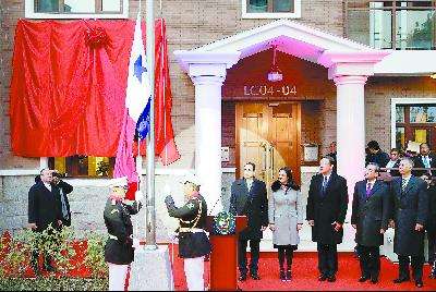 16日，巴拿馬總統(tǒng)巴雷拉(右三)與中國外長王毅(右二)在北京共同出席巴拿馬駐華使館開館儀式。